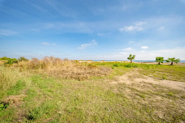 Chalet en primera línea de playa en torrenostra: una oportunidad para crear tu hogar junto al mar — 16