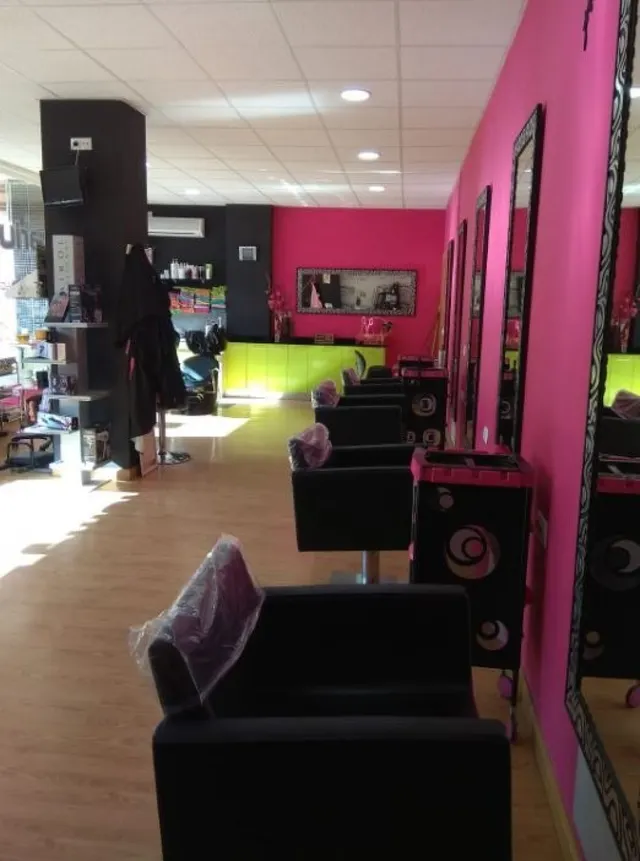 Urbis te ofrece un amplio local comercial en venta en zona Los Alcaldes, Salamanca. — 2