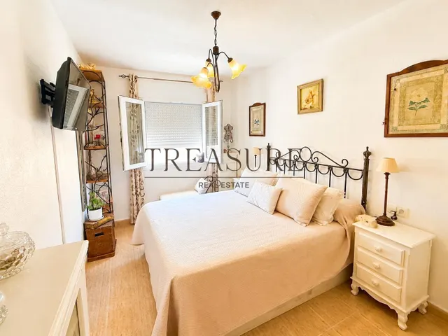 Apartamento en primera línea de mar con plaza de garaje, dos piscinas y orientación sur – Villa Cristal, Playa Paraíso — 3