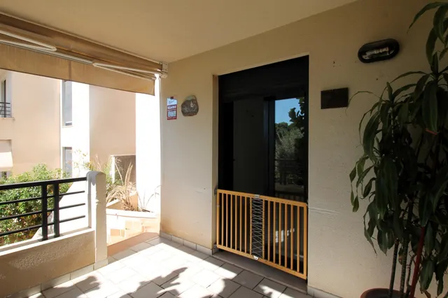 PLANTA BAJA CON JARDIN , GARAJES, TRASTERO Y PISICINA COMUNITARIA JUNTO A MARIVENT — 29