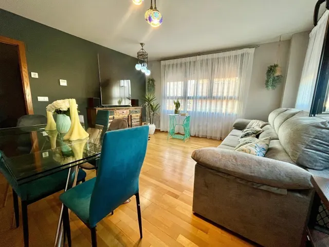 Piso de 4 dormitorios con piscina comunitaria a un paso del 