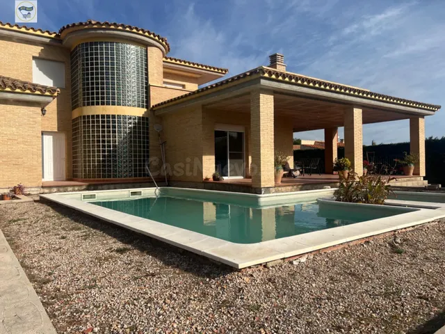 ESPECTACULAR CASA CON PISCINA — 2