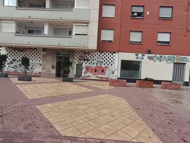Local con gran potencial en plena Ronda Sur, también en ALQU - foto 2