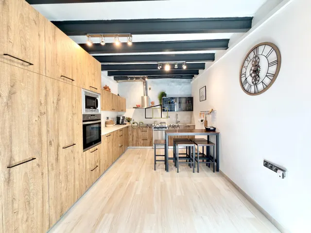 Amplia vivienda con terraza, chimenea y espacios versátiles  - foto 4