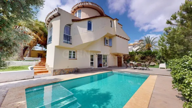 VILLA DE 5 DORMITORIOS Y 3 BAÑOS EN LA ZENIA