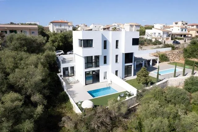 Adosado moderno con piscina privada, cerca del mar y en zona tranquila de Portocolom