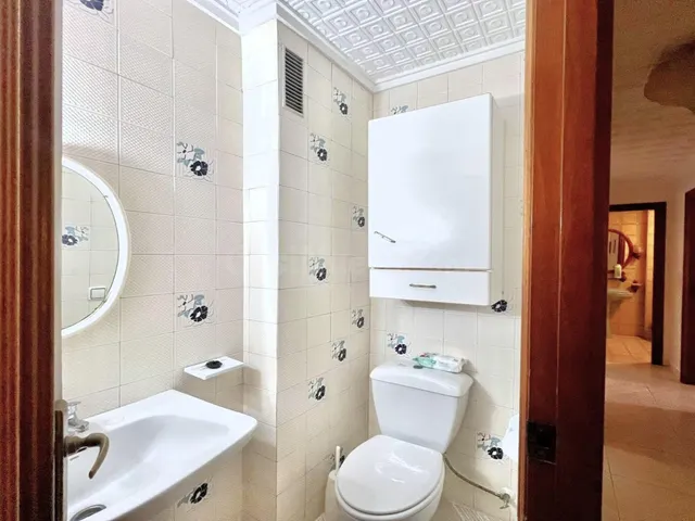 Amplio apartamento (aprox. 90 m2 - 2.ª planta) en primera línea de Playa del Acequión. Gran balcón con vistas al mar (suroeste), piscina comunitaria, cerca del centro, y directamente en la playa. — 27