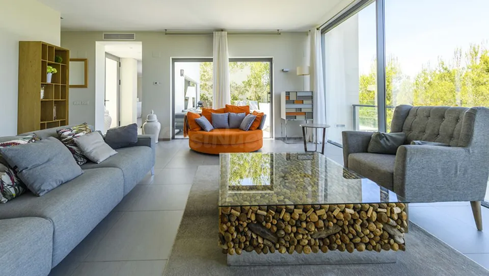 VILLA DE 3 DORMITORIOS 3 BAÑOS EN ORIHUELA COSTA ( LAS COLINAS GOLF )