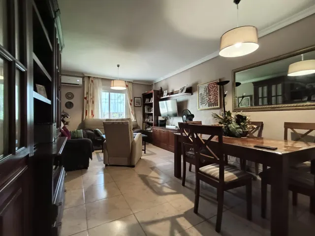 Bajo con patio privado y jardines comunitarios en la zona de - foto 2