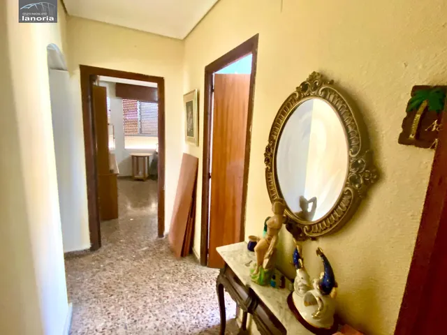 Grupo la Noria VENDE piso CON ascensor para REFORMAR y cochera individual con vado. 3 habitaciones, 1 baño. — 22