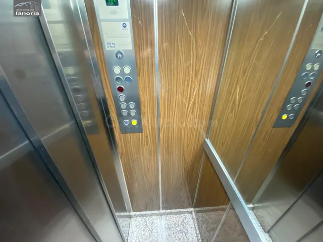 Grupo la Noria VENDE piso CON ascensor para REFORMAR y cochera individual con vado. 3 habitaciones, 1 baño. — 5