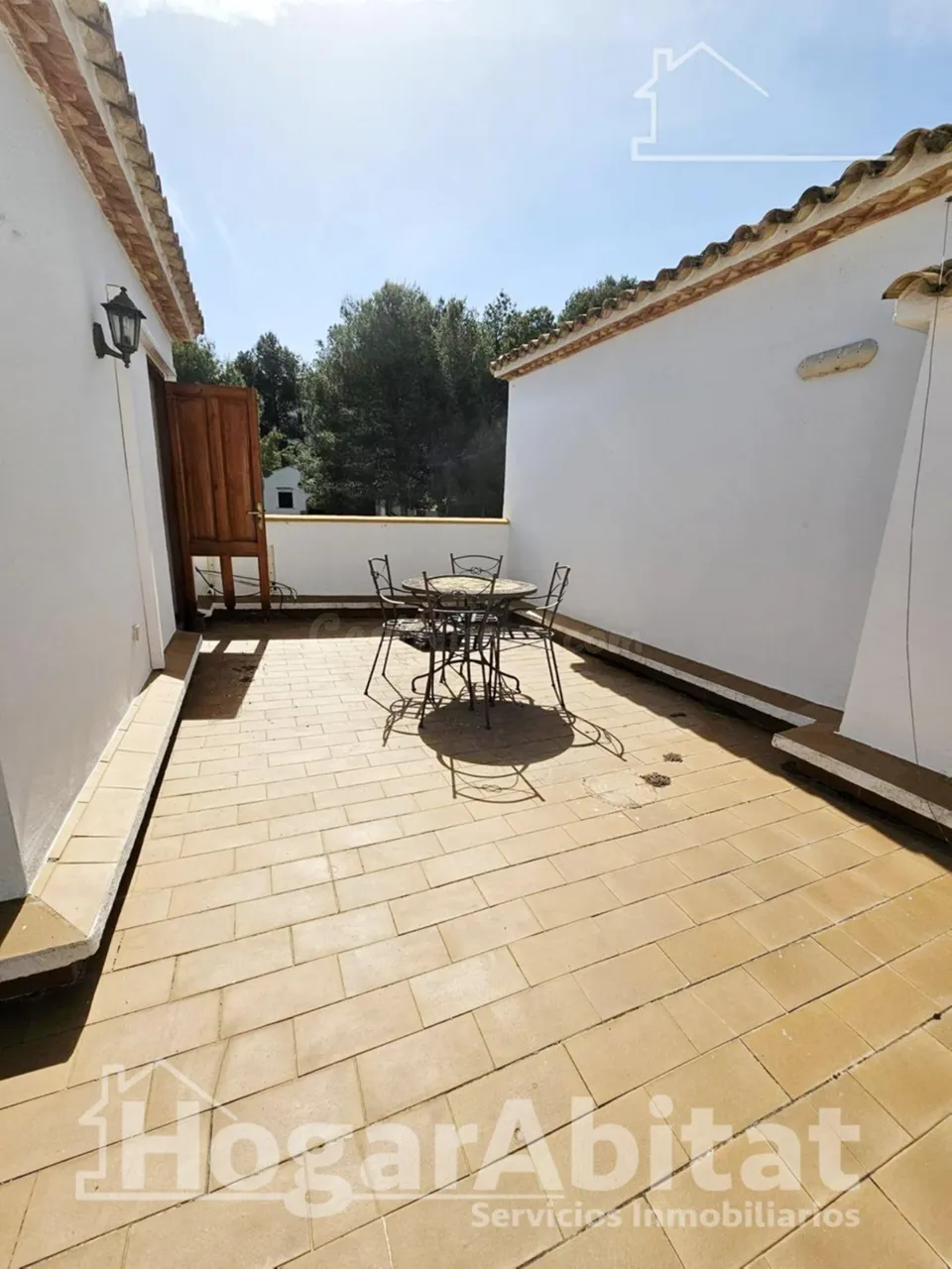 Gran solárium privado y vistas a las piscinas en esta luminosa casa