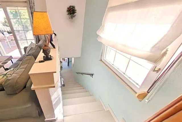 Maravilloso chalet pareado (aprox. 130 m2 + terrazas y garaje) con 4 dormitorios y 2 baños. Amplia parcela privada (516 m2) con jardín y gran piscina. — 35