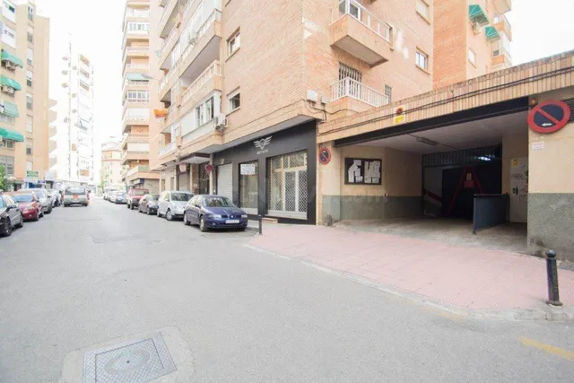 Se vende plaza de aparcamiento cerrada junto Alhamar — 2