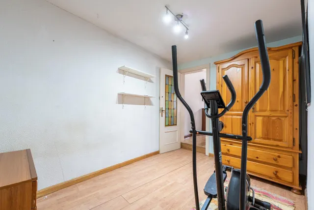 VIVIENDA CON MUCHAS POSIBILIDADES EN CALLE FUENCARRAL — 12