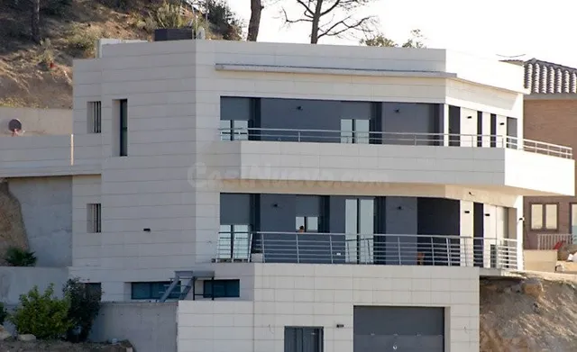 Casa de lujo en urbanización de prestigio.
