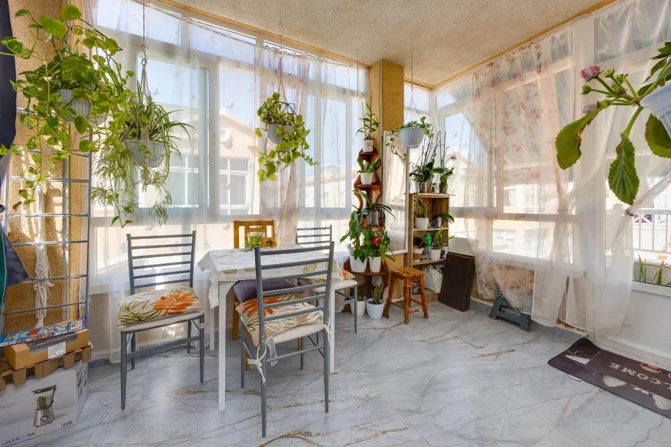 Bungalow planta alta reformado, en residencial con piscina comunitaria