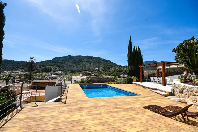 Encantadora casa de pueblo con terreno y piscina además de u - foto 3