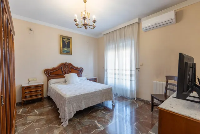 Casa en esquina en venta en Las Gabias — 28