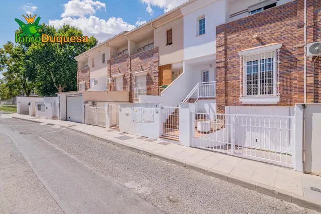 Casa adosada CASI A ESTRENAR en Belicena. Con 4 dormitorios. — 4