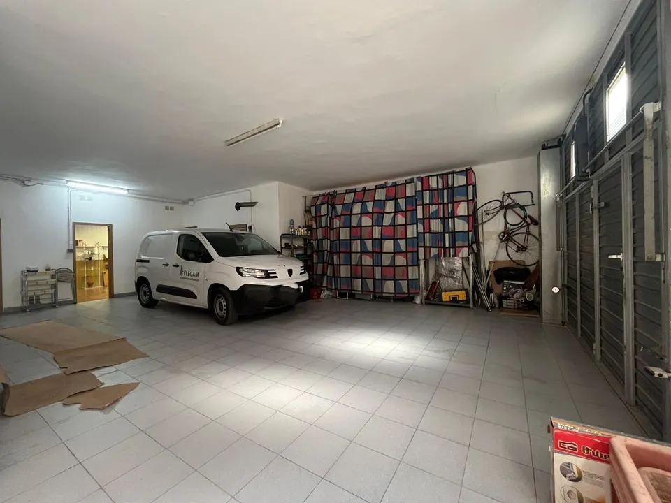 Local apto para diversos usos, garaje, almacén, comercio, cerca del Passeig Verdaguer por 79.000 Eur