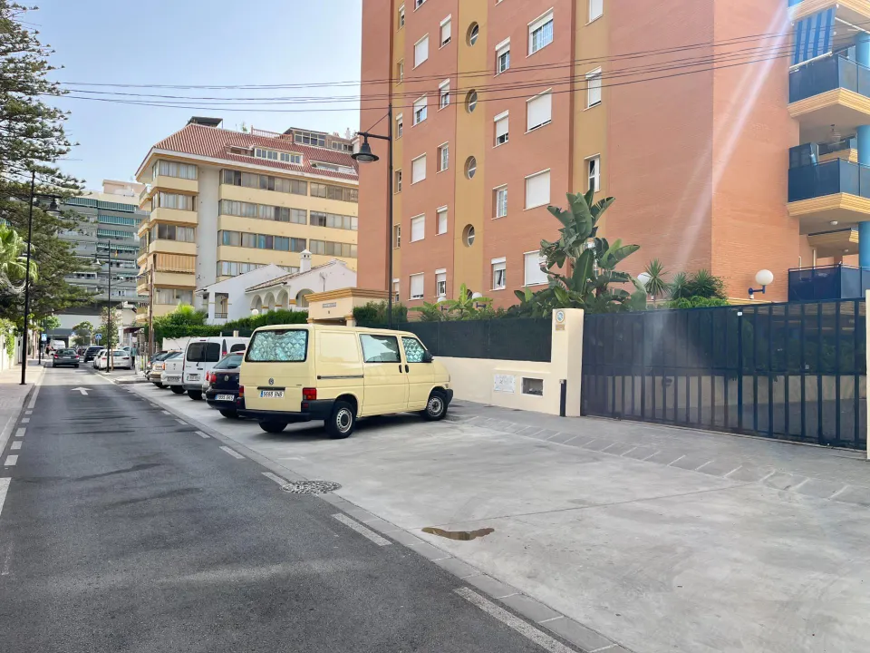 Excelente Oportunidad de Inversión en Fuengirola: Local Comercial en Segunda Línea de Playa