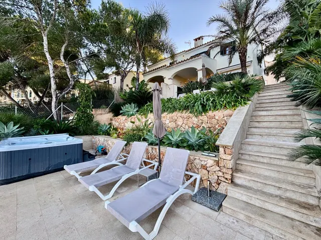 EXCLUSIVO CHALET EN PRIMERA LINEA DE MAR CON LICENCIA VACACI