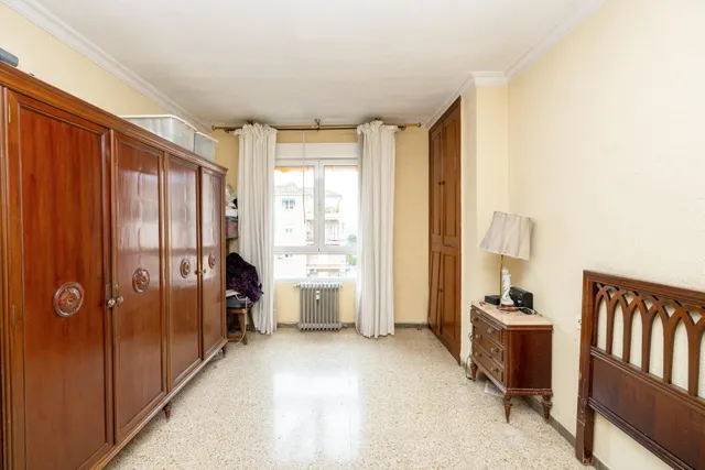 Camino de Ronda. Piso en planta alta con 5 dormitorios, garaje y trastero, calefacción central. — 28