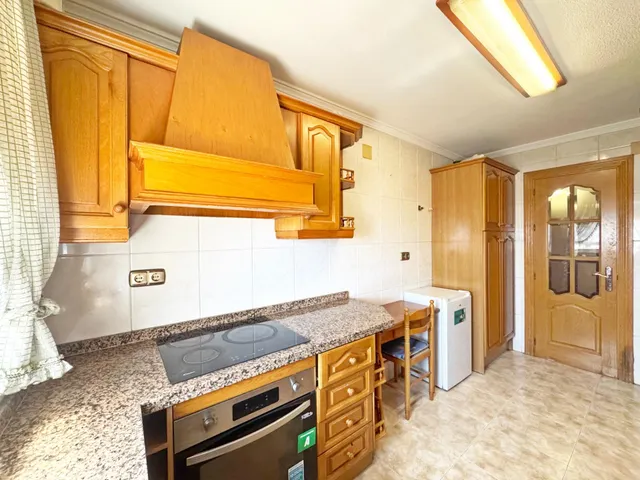 Amplio piso en esquina todo exterior con terraza y vistas al mar junto a Vialia y Avenida de Andalucía. — 27
