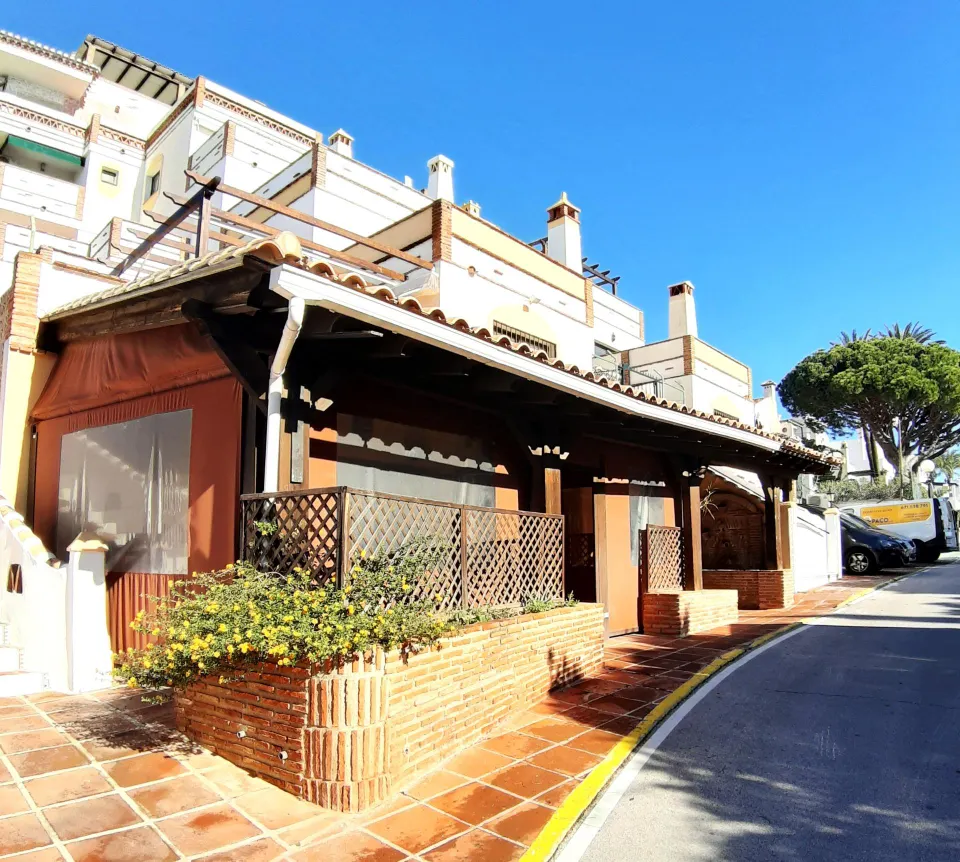 Amplio Local Comercial de 600 m2 en Ubicación Estratégica de Calahonda Baja