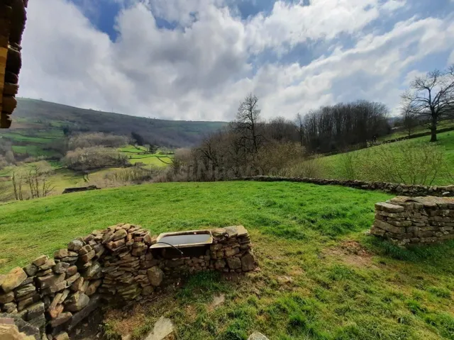 FINCA DE MÁS DE 18000M2 CON DOS CABAÑAS PARA REFORMAR.- - foto 2