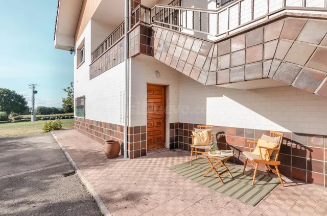 Casa con finca, seis dormitorios y amplio garaje a tres minutos del centro de noreña — 3