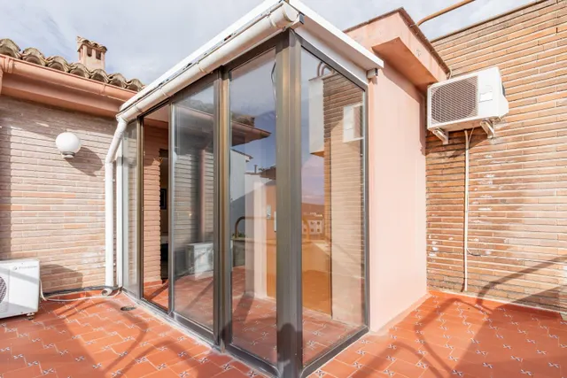 Una residencia exclusiva con terrazas panorámicas en un paraíso natural. — 15