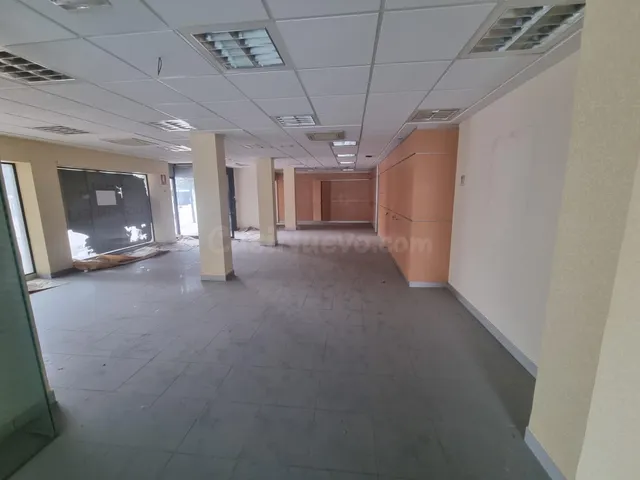 **SE ALQUILA ESTUPENDO LOCAL EN PLAZA DE VICTORIA - LOJA** — 2
