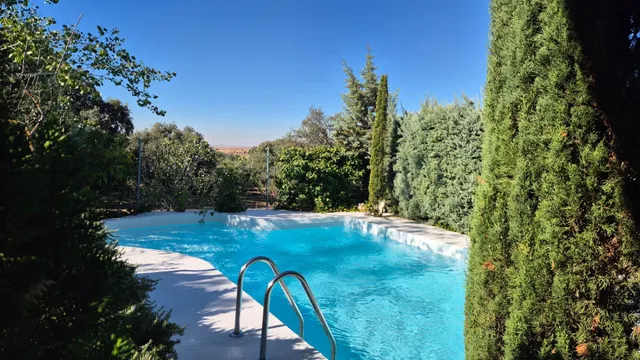 Precioso chalet con espectacular piscina y jardín autóctono — 9