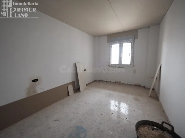 Ático Semireformado de 3 Dormitorios con Amplia Terraza en T - foto 4