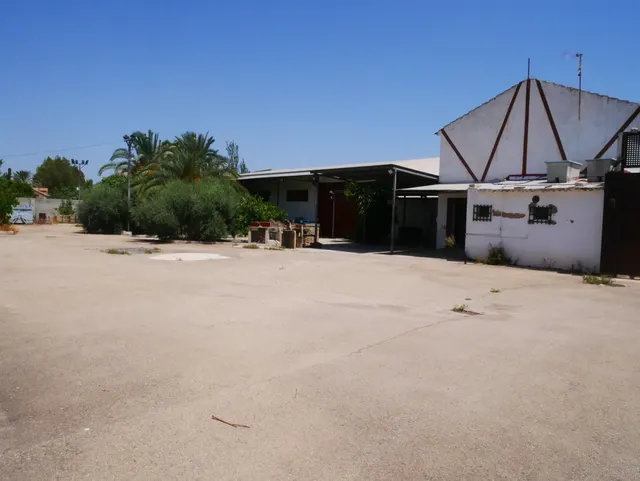Se venden naves con parcela de 2.868 m2 en Senda De los Garres — 2