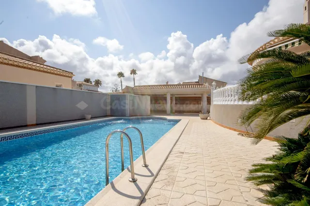CHALET CON PISCINA PRIVADA EN LA ZENIA - PLAYA FALAMENCA (ORIHUELA COSTA) — 2