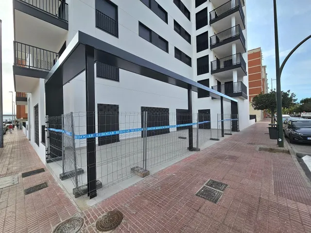 LOCAL COMERCIAL CON DOS TERRAZAS Y DOS PLAZAS DE GARAJE — 4
