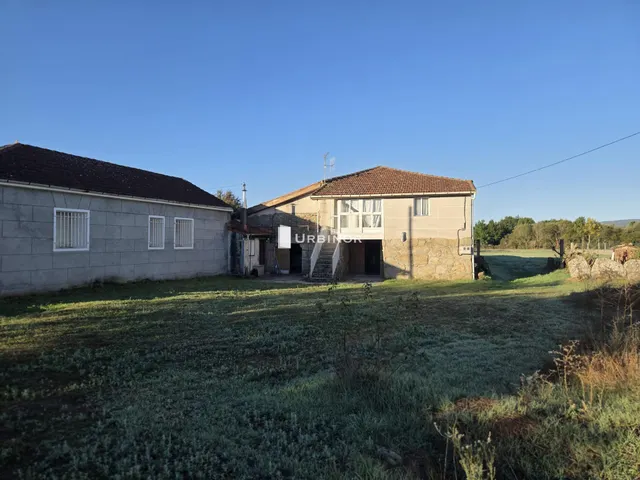 CASA reformada, con finca llana 3.300 m2 a 10 km. XINZO DE LIMIA. — 2