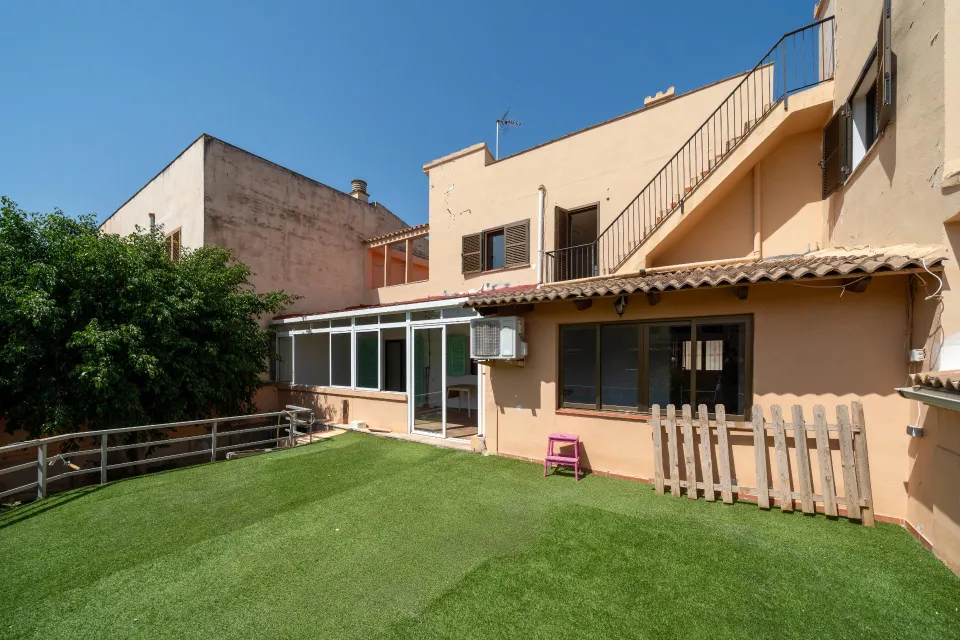 Adosado amplio y luminoso con terraza privada exterior