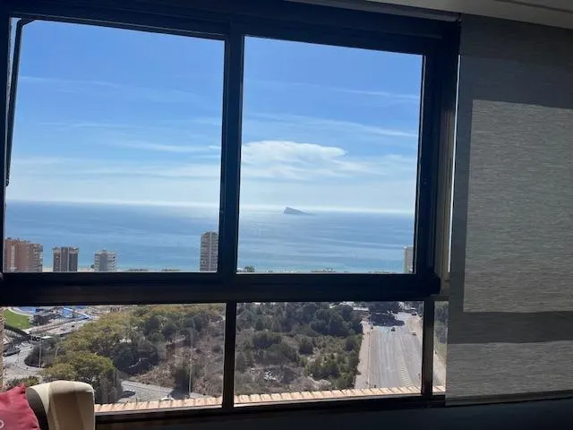Alquiler todo el año, Apart. 1 dorm. de 90 m2, salón amplio y cocina con isla, reformado, vistas mar — 33