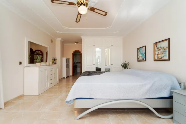Elegante villa de 4 dormitorios en Arguineguín | Vistas panorámicas al mar, gran parcela y un potencial excepcional! — 17