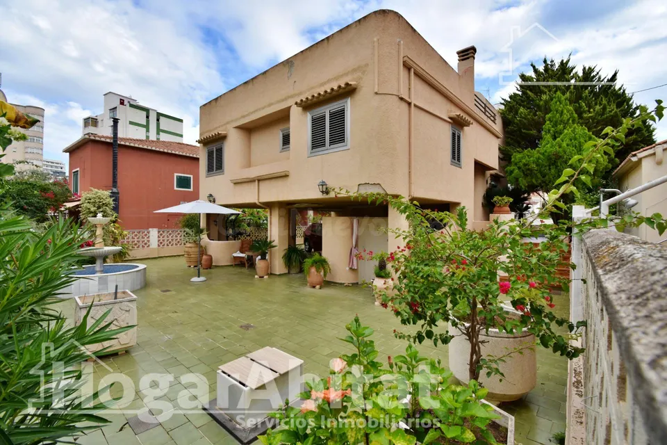 CHALET CON TERRAZA, GARAJE Y BARBACOA EN LA PLAYA DE GANDÍA