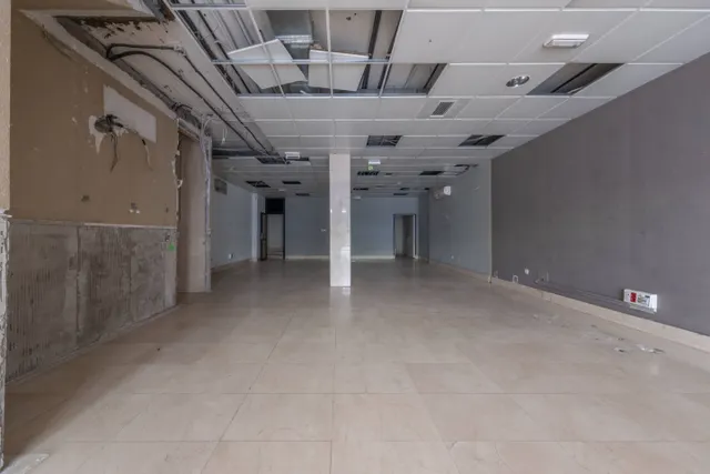 Local comercial de 200 m2 en Rafael Cabrera – Gran visibilidad y salida a dos calles — 6