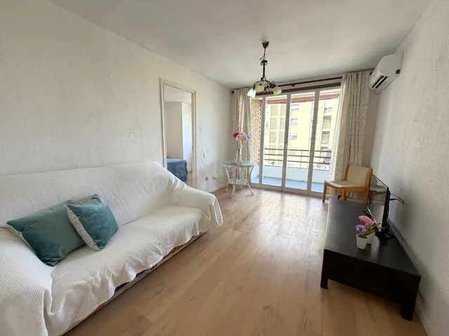 Vivienda luminosa de tres dormitorios y balcón junto a la Ci - foto 5