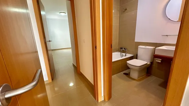 Piso exterior de 3 dormitorios y 2 baños con garaje y trastero en Avenida Buenos Aires. — 34
