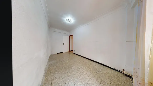 Piso de 65m2. Distribuido en tres dormitorios, salón con terraza, cocina con galería y baño — 29