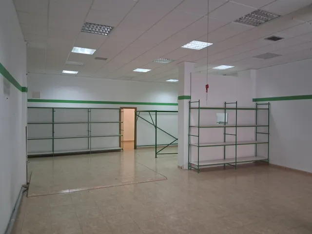 Local comercial impecable y versátil a pie de calle en Muro