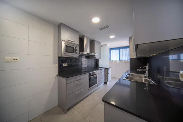 FANTÁSTICO PISO CON GRAN TERRAZA, PKG Y TRASTERO ZONA HOSPIT - foto 4